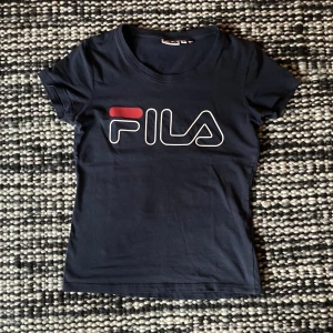 T-shirt - Retro Fila-tröja i asnajs passform. Tajt överkropp men lösare runt midjan. Köpt second hand i Berlin men endast använt 1 gång av mig. Kontakta mig vid intresse!⭐️⭐️