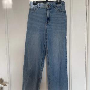 Wide jeans från lindex, ljusblåa och i storlek 152. Jeansen heter ”Vanja” och är i bra skick förutom ett trasigt resorband som man kan se i den andra bilden. Kontakta mig för mer information eller om priset. 