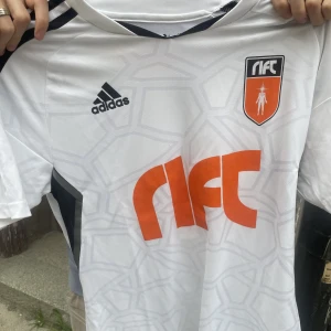 Byter - Byter rift adidas jersey i storlek M mot en i storlek L, skriv om du har en!