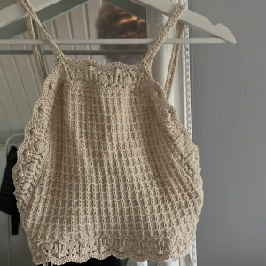 Virkad topp - Knappt använd virkad topp ifrån Zara