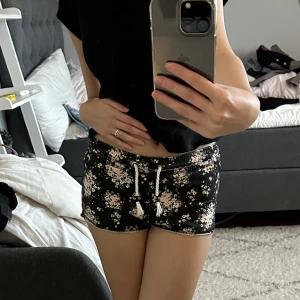 mjukis shorts - supersöta lågmidjade mjukisshorts. säljer då de aldrig kommer till användning🤍 går att reglera i midjan. skriv för fler bilder