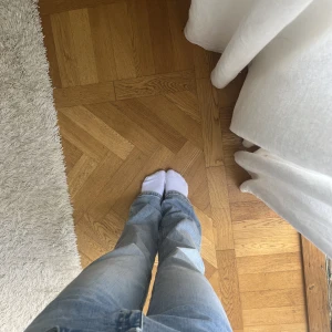 Ljusblå jeans - Ljusblå jeans, lågmidja och bootcut. Använda en gång, nyskick! Strl 164 men passar mig som har 32-36. Nypris 299kr