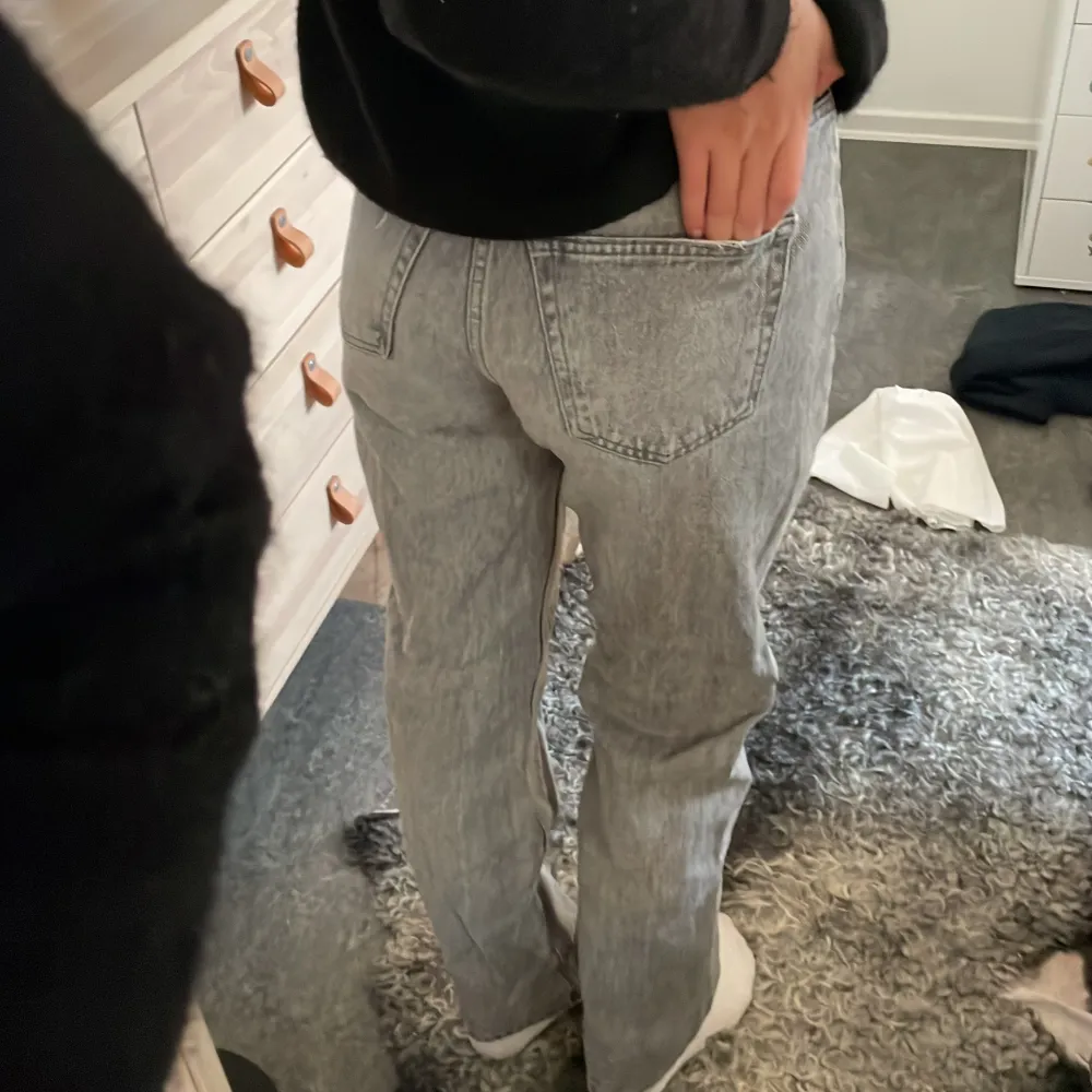 Ett par gråa högmidjade jeans från Gina tricot!. Jeans & Byxor.