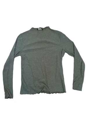 Only tröja - Jättefin och skön långärmad tröja från Only i Storleken L men passar mig hyfsat bra som är xs/S men den är stretchiga så passar nog dem flesta! Köpt för 300