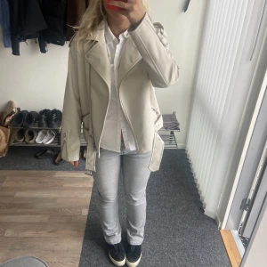 Jacka - En suuuupersnygg benvit skinnjacka (fake) från Missguided som jag köpt på Nelly.com. Använd fåtal gånger och väldigt bra skick. Säljer den då den inte används. Passar S/M ❤️‍🔥 skriv vid intresse och frågor💘