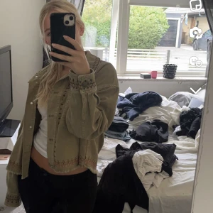 Grön jeans jacka - Säljer denna jätte snygga jeansjackan/overshirten från zara. Andvänd 2 gånger. Den har super fina mönster och är jätte bekväm, köpt för 500💕💕