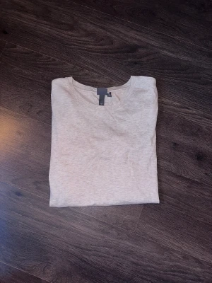 Beige T-shirt  - Helt ny och oanvänd T-shirt från H&M.   Rensar ur min garderob från en hel del oanvända kläder🌼 Kika och se om du ser något mer i min profil som du gillar så skickar jag med det till dig också!😊 Fler kläder kommer! 