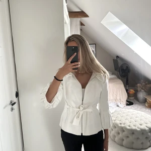 Trekvartsärmad kavaj - Trekvartsärmad kofta/kavaj från Zara, knappt använd, har som en krage upptill som inte syns så bra på bilden🤍