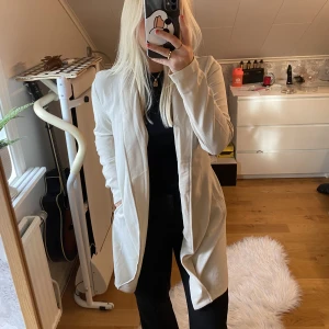 Trenchcoat  - En beiga trenchcoat ifrån Only, tunt material 