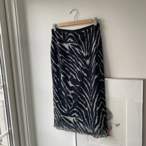Kjol med vågig kant - Sparsamt använd. Nypris 300kr
