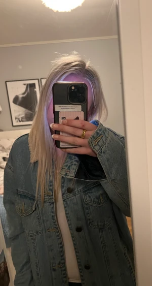 Jeans jacka - Säljer nu denna jätte fina jeans jacka som är perfekt inför hösten, då den inte kommer till användning😍🍁Den är lurvig på insidan, och är i ett mycket bra skick även fast den har används mycket. 