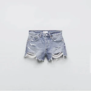 Zara mid shorts - Säljer dessa zara mid shorts, strl 38. Skulle returneras men råkade tyvärr riva av prislappen…💕 Nypris 329 Säljes för 200 + köpare står för frakt❣️