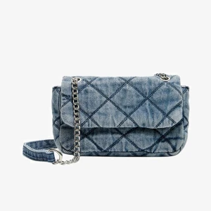 Väska - Säljer denna söta väskan ifrån Stradivarius💞 Nypris 219kr, köpt för ca 1 månad sedan och andvänd fåtal gånger. Andvänd gärna köp nu🌸  