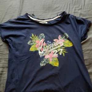 T-shirt hampton republic - Superfin mörkblå t- shirt med tryck. 100% bommul. Storlek L. Säljes då den inte kommer till användning. Hör gärna av dig vid frågor eller funderingar. 