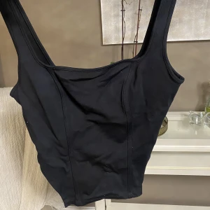 Svart linne/ överdel - Från bikbok. Använd Max 3 ggr. Den går ner lite längre framtill som en fin detalj