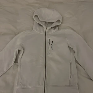 Sail racing ziphoodie - En hoodie från Sail Racing. Den man drar upp dragkedjan med saknas, annars är tröjan i väldigt bra skick. Därav priset🌸