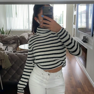 Stickad tröja - Bik Bok - Svart vit randig stickad tröja i storlek XS från Bik Bok. Helt ok skick🖤🤍