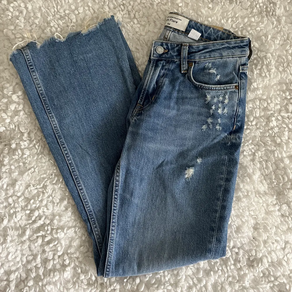 Helt oanvända lågmidjade jeans, köpta från H&M. Slutsålda på hemsidan. Säljer pga att dom är försmå. Stl 36 men skulle säga 34/36. Skriv om ni undrar något🩷. Jeans & Byxor.