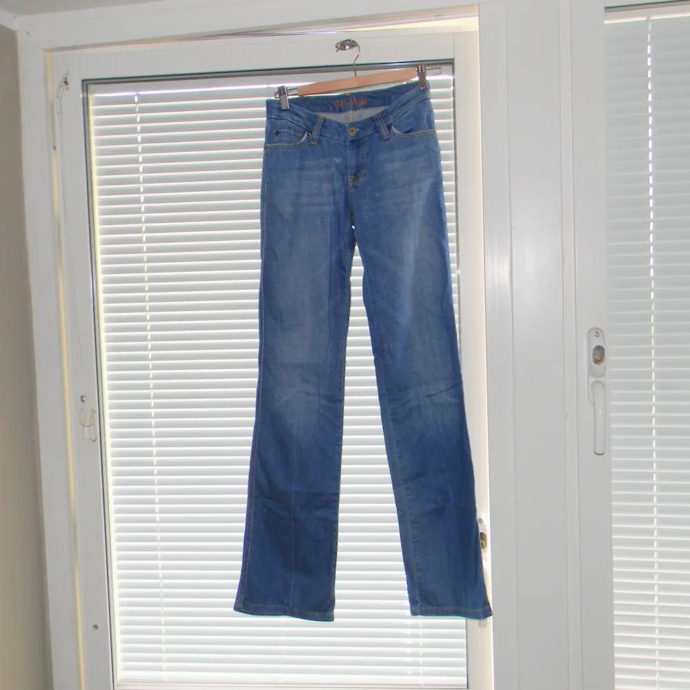Från vero moda, köpte på plick men de passade inte mig. Inga defekter vad jag kan se, välj gärna köp nu💕 innerben: 87 cm midja rakt över: 33 grenhöjd: 19 . Jeans & Byxor.