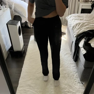 Kostymbyxor  - Jätte fina kostymbyxor från nakd, dom är raka i modellen, inte slim fit utan mer stuprör, i storlek 34, passar även en 36.🌸 nyskick!