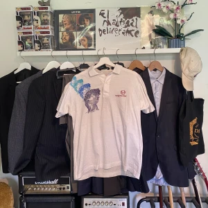 Sergio Tacchini Piké - Svinsnygg pikétröja från Sergio Tacchini med print både fram och bak säljs pga att den inte används. Inköpt på vintagebutiken Herr Judit för ett drygt år sedan. Flawless skick. Storleken är L (52), jag är 182 för referens.