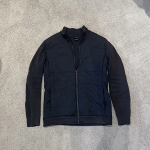 Massimo Dutti cardigan - En riktigt snygg Massimo Dutti cardigan som passar till allt. Den är inte särskillt använd och därav i bra sick, 9/10.  Storlek S.  Nypris 1100, mitt pris 700.