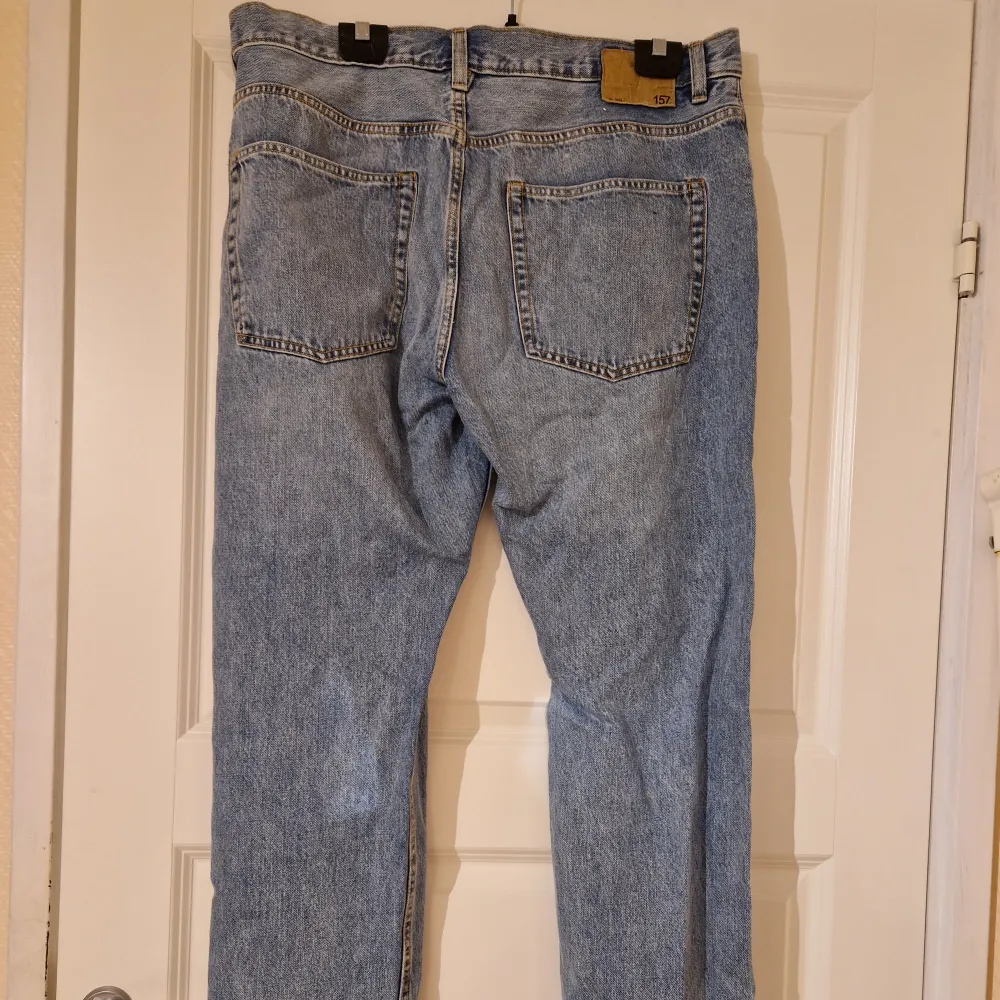 Blåa jeans som aldrig kommit till användning . Jeans & Byxor.
