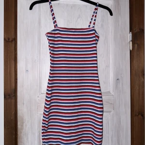 Klänning - Klänning från H&M. Är i väldigt mjukt ribbat/ribbstickat tyg. Finns därför pga tyget små noppror (bild nummer 2). Annars i fint skick 