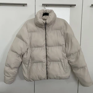 Beige vinterjacka - Beige vinterjacka. Köpt på Plick och vet inte var den är ifrån. aldrig använts av mig. Lite ojämn i fodret men inget som syns när man har den på sig. Passar mig som har S