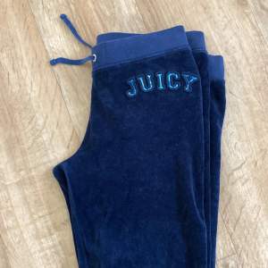 Mörkblå juicy couture byxor i bra skick 
