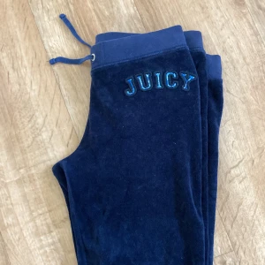 Juicy couture byxor  - Mörkblå juicy couture byxor i bra skick 