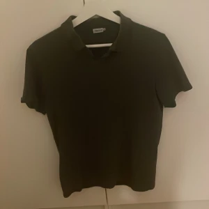 Knapplös piké Filippa K - Knapplös Pike från Filippa K! Knappt använd!