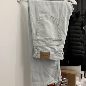 Weekday jeans space - Knappt använda. Uppsydda någon cm så lite kortare än original. Storlek 30/30