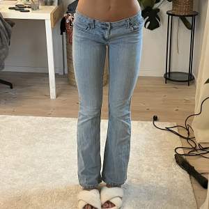 Säljer dessa otroliga lågmidjade jeans!!🤩 säljer då dem tuvärr är för korta på mig😭😭dem är köpta här på Plick❤️dem är insydda snyggt där bak från förra ägaren har även en liten vit fläck i knäväcket men inte man tänker på❤️🥰innerbens:78 cm midjemåttet:37cm