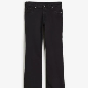 Svarta jeans - Jättefina helsvarta jeans som är bootcut/flare från h&m! 💓
