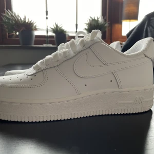 Nike Air Force 1 - Säljer mina Nike air force skor. Köpte dom för längesedan och har bara stått i min garderob, alltså nyskick. Nypris 1399. Vill ha 900:- 