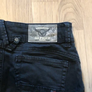 Chinos - Svarta chinos från Hilfiger💕💕 Passar mig i längd perfekt och är 167 cm!