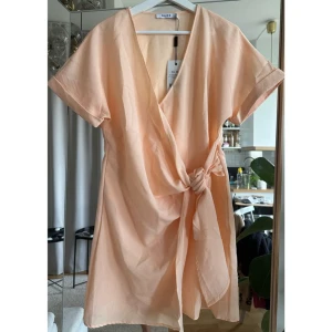 OANVÄND klänning NA-KD - Orange omlott klänning från NA-KD. Oanvänd med lappar kvar. 