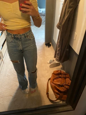 Blåa jeans  - Jätte fina blåa högmidjade jeans från zara, sitter jätte bra på! Använda fåtal gånger. Köparen står för frakt! 