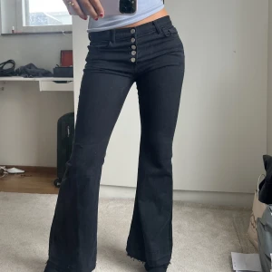 Lågmidjade jeans - Sjukt coola lågmidjade jeans med knappar som tyvärr är för korta på mig som är 175cm. Köpta för 700kr på arkivet i Stockholm men aldrig använt dem därav mycket bra skick! Finns ingen storlek på dem, passar 34-38!💕💕💕💕