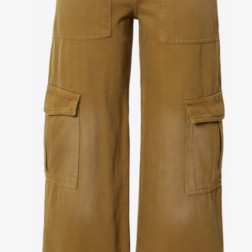 Loosefit cargopants ”julian” från weekday  Färg caramell. Jeans & Byxor.