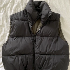 Väst från Gina  - Väst från Gina Tricot, använda någon enstaka gång men fortfarande i nyskick. Storlek M 