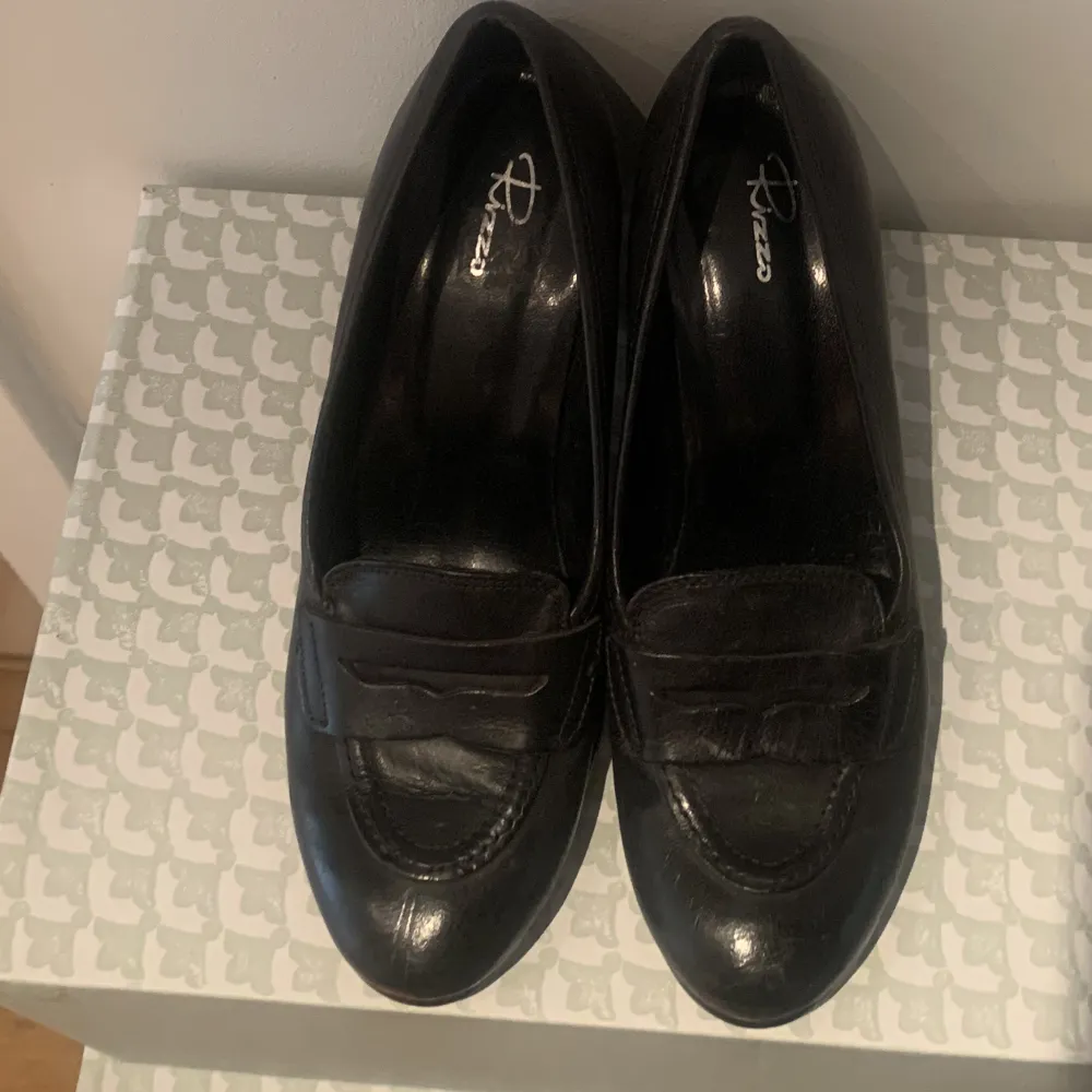 Snygga skin skor från rizzo  Dyra i inköp  St 37 . Skor.