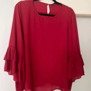 Blus - Blus i fint skick!  Storlek 1XL (inte svensk storlek)  Skulle säga mer en L