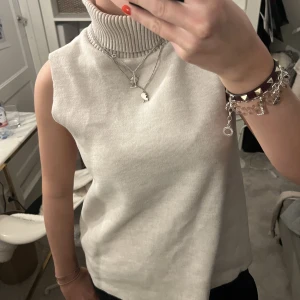 Zara topp  - Så fin beige topp som är använd 1 gång. 😍går att matcha med allt verkligen!!