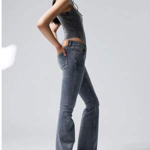 Snygga lågmidjade weekday jeans (färgen är som andra bilden) helt oanvända med lappen kvar. Nypris 600kr säljer för 450. Storlek 27/32
