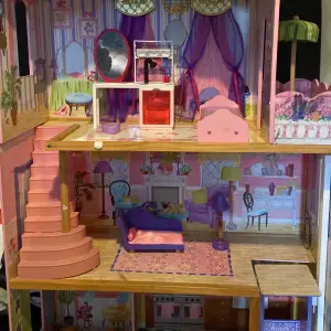 Säljer ett dockhus från jollyroom med möbler för 500:-   Nypris 2200:-  87cm L 34cm B 