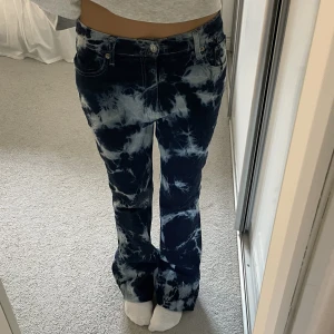 Tiedye jeans - Superfina tiedye jeans säljer då de är för stora på mig. Jag är 165 så skulle säga att de nog passar bäst på någon över 170💗