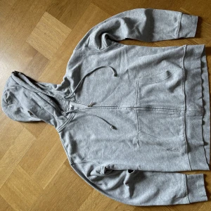 Hoodie  - Dragkedjan funkar men den är lite sliten i ärmmudden. 