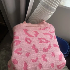 Stickad - Rosa stickad tröja med leopard mönster som aldrig blivit använd